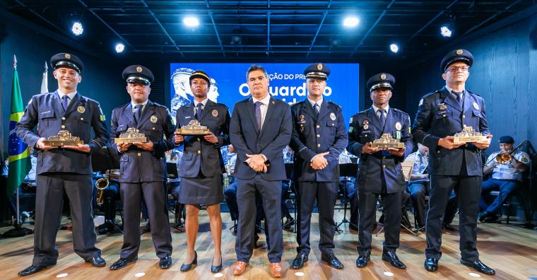 Entrega do troféu aos agentes da Guarda Civil Municipal agraciados Entrega do troféu aos agentes da Guarda Civil Municipal agraciados
