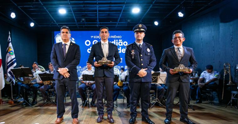 Entrega do troféu às autoridades agraciadas Entrega do troféu às autoridades agraciadas