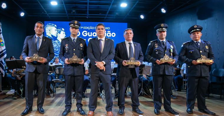 Entrega do troféu à Comissão de Avaliação Entrega do troféu à Comissão de Avaliação