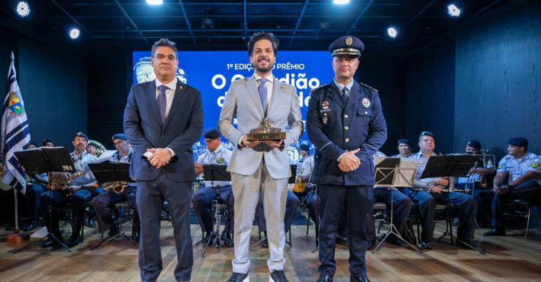 Entrega do troféu às autoridades agraciadas Entrega do troféu às autoridades agraciadas