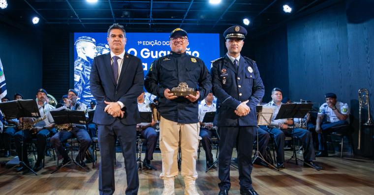 Entrega do troféu às autoridades agraciadas Entrega do troféu às autoridades agraciadas