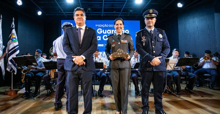 Entrega do troféu às autoridades agraciadas Entrega do troféu às autoridades agraciadas