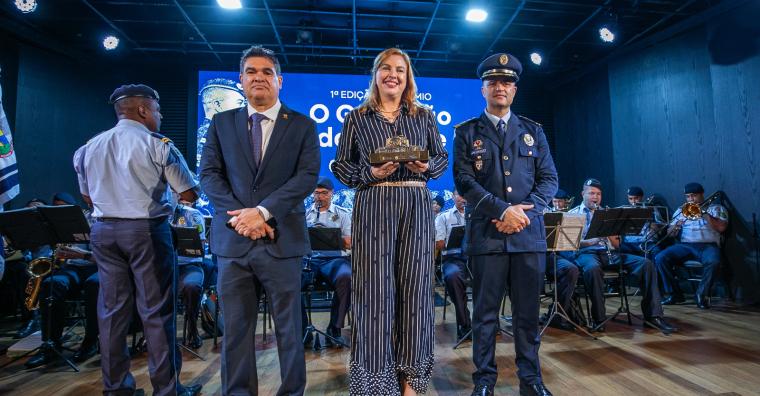 Entrega do troféu às autoridades agraciadas Entrega do troféu às autoridades agraciadas