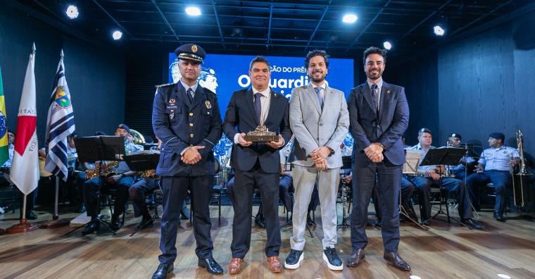 Entrega do troféu às autoridades agraciadas Entrega do troféu às autoridades agraciadas