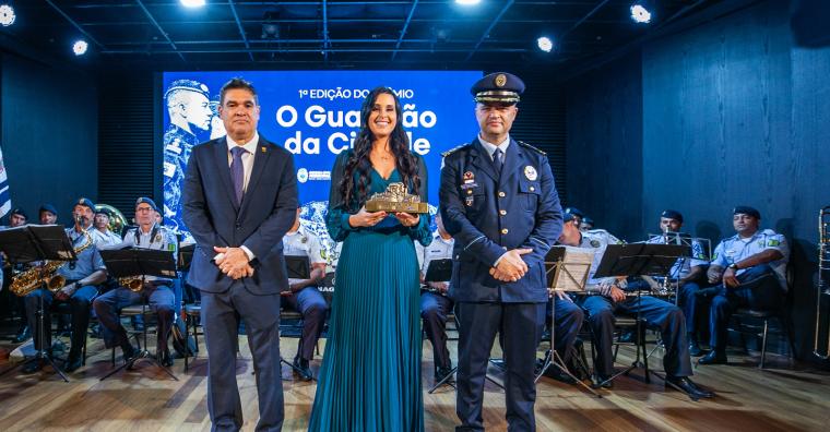 Entrega do troféu às autoridades agraciadas Entrega do troféu às autoridades agraciadas