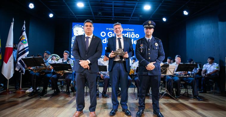 Entrega do troféu às autoridades agraciadas Entrega do troféu às autoridades agraciadas