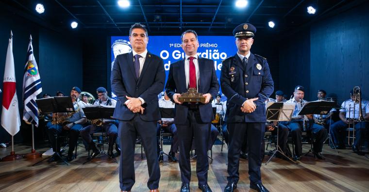 Entrega do troféu às autoridades agraciadas Entrega do troféu às autoridades agraciadas