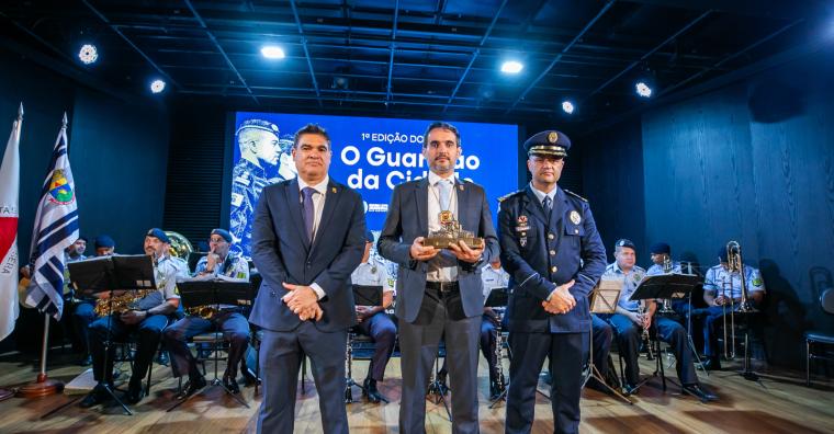 Entrega do troféu às autoridades agraciadas Entrega do troféu às autoridades agraciadas