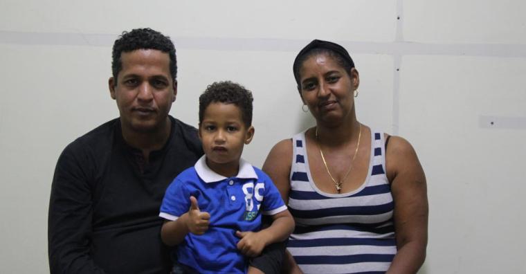 “Recebi orientação e peguei todas as oportunidades que tive. Hoje estou trabalhando, por meio do Estamos Juntos, tenho um lugar decente para morar e meu filho está protegido e pode até ir para a escola”. Alex Sandro Cipriano de Souza e Denise Maria Gomes - DRAS Noroeste (Foto: Stênio Lima)