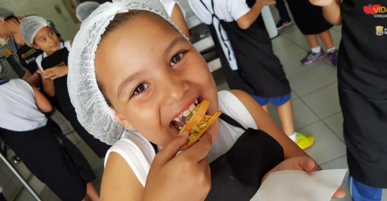 Criança comendo