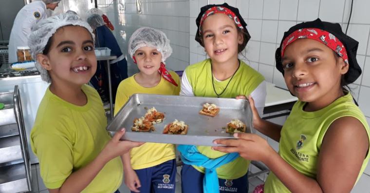 Criança comendo