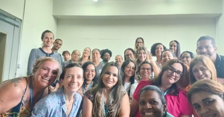 Mais de 20 pessoas em reunião