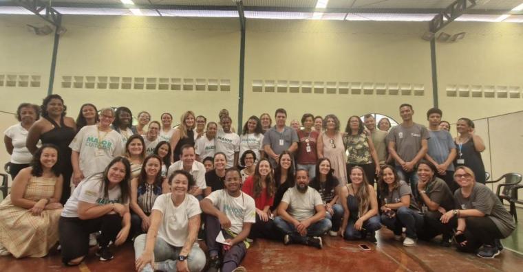 Mais de 30 pessoas em reunião, posando para foto