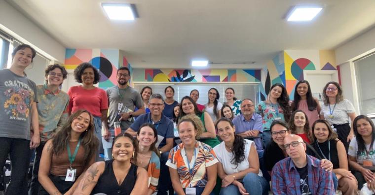 Cerca de 20 pessoas em reunião