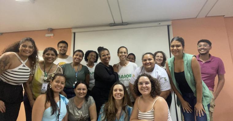Cerca de 15 pessoas em reunião