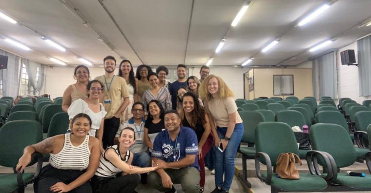 Cerca de 15 pessoas em reunião 