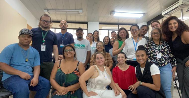 Mais de 18 pessoas reunidas