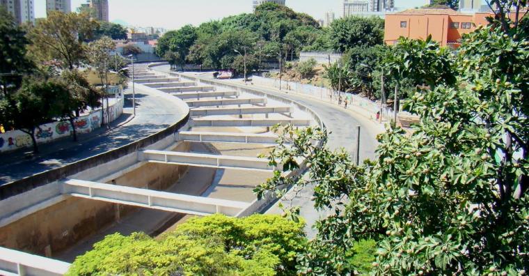 Prefeitura inicia substituição de vigas no Ribeirão Arrudas Imagens aéreas do Ribeirão Arrudas
