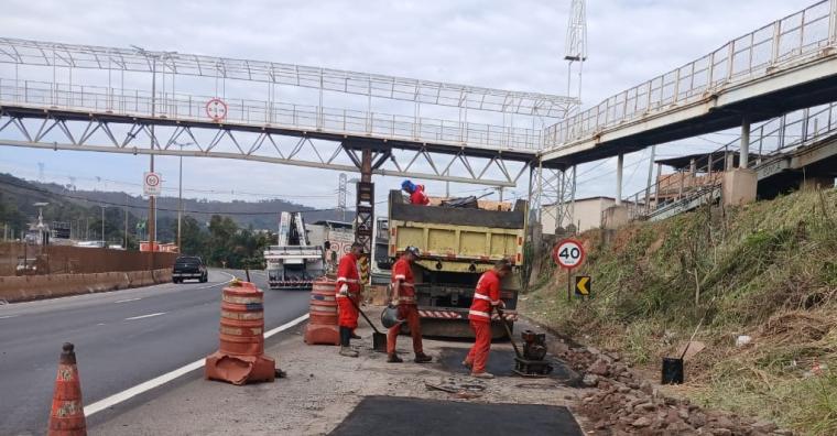 NOVO ANEL Trabalhadores fazendo o tapa buraco nas vias do Novo Anel