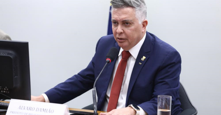 Álvaro Damião defende participação do governo federal nos custos com o transporte público