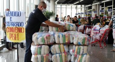 Prefeitura entrega mais de 1 milhão de cestas básicas em BH Homem organizando cestas que foram distribuidas para os Beneficiários.
