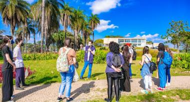 Museu de Arte da Pampulha realiza visitas mediadas nos jardins Museu de Arte da Pampulha realiza visitas mediadas nos jardins