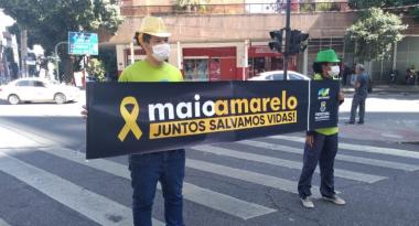 Infrações de uso de celular ao volante crescem e são tema no Maio Amarelo Infrações de uso de celular ao volante crescem e são tema no Maio Amarelo