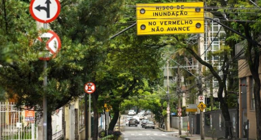 Mais 10 placas de alerta de risco de alagamento serão instaladas em vias de BH