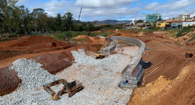 Prefeitura inicia construção de bacia de detenção na avenida Teresa Cristina Imagem da construção da bacia de detenção das Indústrias