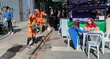 Limpeza na Feira da Afonso Pena é ampliada com turma extra de garis durante o evento 