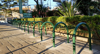 Paraciclos são instalados na Estação Diamante para estimular a conexão entre bicicletas e ônibus