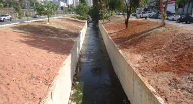 Prefeitura de BH conclui a recomposição do canal do Córrego Flor D’Água Prefeitura de BH conclui a recomposição do canal do Córrego Flor D’Água