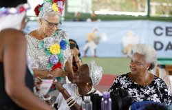 PBH realiza oficina para produção de adereços carnavalescos para idosos no CRPI