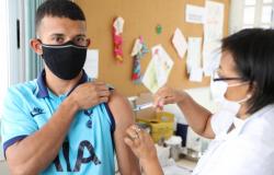 Morador de Belo Horizonte é vacinado contra a Covid-19