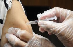 Imagem de um profissional da saúde aplicando vacina contra a Influenza no braço de uma pessoa
