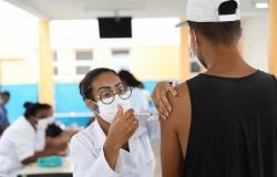 Profissional aplica vacina contra a Covid em morador de Belo Horizonte