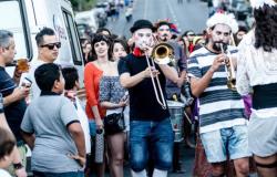 Artistas tocando instrumentos no viaduto Santa Tereza