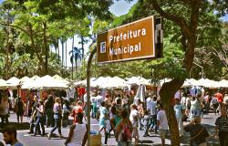 Várias pessoas andando pela feira da Afonso Pena em Belo Horizonte