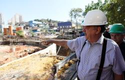 Prefeito Fuad Noman visita obras de redução de inundações da Vilarinho