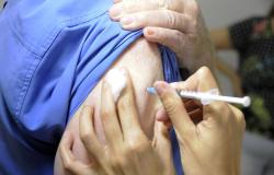 Prefeitura inicia vacinação da bivalente em trabalhadores da saúde