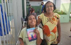 Lupercia Borges, cadeirante com paralisia cerebral, autora do livro As aparências enganam. Ao lado, em pé, sua mãe.