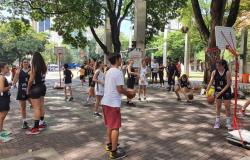 Adolescentes e crianças praticando esportes na rua