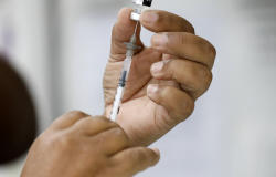 PBH disponibiliza dose anual de vacina contra covid-19 para grupos prioritários