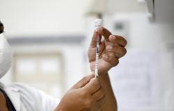 Prefeitura vacina pacientes oncológicos em tratamento no Hospital Luxemburgo
