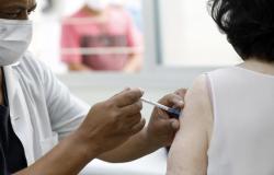 PBH amplia vacinação de idosos e convoca outros públicos para a vacina bivalente