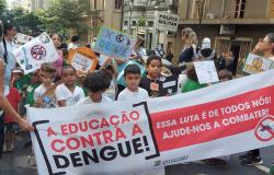 Alunos da Rede Municipal de Educação fazem passeata contra a dengue no Centro de BH 