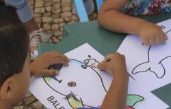 Criança colorindo desenho