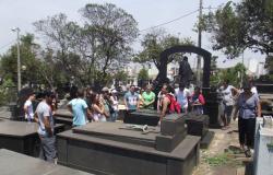 Grupo de pessoas em visita guiada no Cemitério do Bonfim