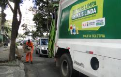 Caminhão de lixo e coleta na rua