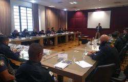 Sala de reunião com vários representantes da Guarda Municipal